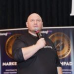 – alt: Андрей Пережогин объясняет принципы построения автономного бизнеса без критических зависимостей – alt: Схема анализа внешних зависимостей и критических точек в бизнес-процессах – alt: Руководитель изучает стандарты процессов для снижения зависимости от подрядчиков