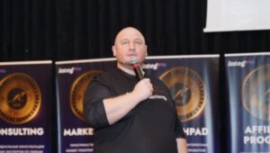 – alt: Андрей Пережогин объясняет принципы построения автономного бизнеса без критических зависимостей – alt: Схема анализа внешних зависимостей и критических точек в бизнес-процессах – alt: Руководитель изучает стандарты процессов для снижения зависимости от подрядчиков