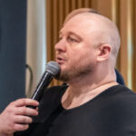 alt: Андрей Пережогин объясняет принципы процессного подхода к управлению персоналом alt: Руководитель изучает карточки с описанием бизнес-процессов для сотрудников alt: Команда работает в структурированной системе с четкими процедурами