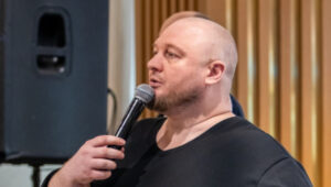 alt: Андрей Пережогин объясняет принципы процессного подхода к управлению персоналом alt: Руководитель изучает карточки с описанием бизнес-процессов для сотрудников alt: Команда работает в структурированной системе с четкими процедурами