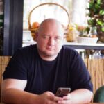 – alt: Андрей Пережогин объясняет философию действия в условиях неопределенности на бизнес-сессии – alt: Предприниматель анализирует минимальные ресурсы для запуска проекта без идеальной подготовки – alt: Рабочий стол с заметками о трансформации от планирования к немедленному действию