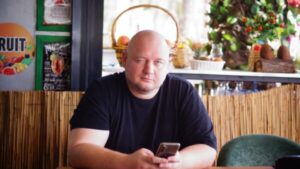 – alt: Андрей Пережогин объясняет философию действия в условиях неопределенности на бизнес-сессии – alt: Предприниматель анализирует минимальные ресурсы для запуска проекта без идеальной подготовки – alt: Рабочий стол с заметками о трансформации от планирования к немедленному действию